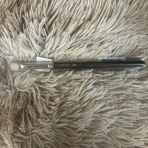 Mac- eye shadow brush-239s